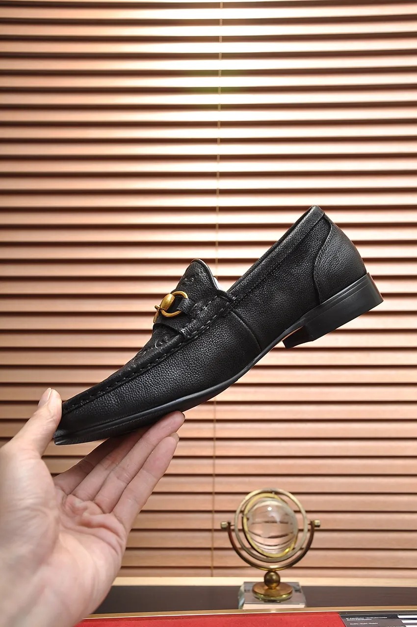 Men's shoes💰500💶Italy's top luxury men's shoe giant (GUCCI) (Gucci) (full cowhide lining) new arrival🍃Original European style🔰 Pleasant to the eye😍In order to make the shoes more durable and non-deformable🌀The production continues to follow traditional methods but there is still no lack of innovation💪Choose original sheepskin for the leather♻️ Smooth and natural And extra bright ⭐Made of imported cowhide, the first choice of rich people 38-45 (45 customized)